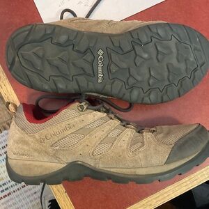 Columbia Men's Tan and Black Athletic Shoes